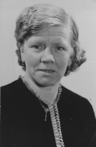 876190 Portret van mevr. Jacobs van de heetwaterstokerij annex kruidenierswinkel (Koningstraat 49-51) in Wijk C te Utrecht.